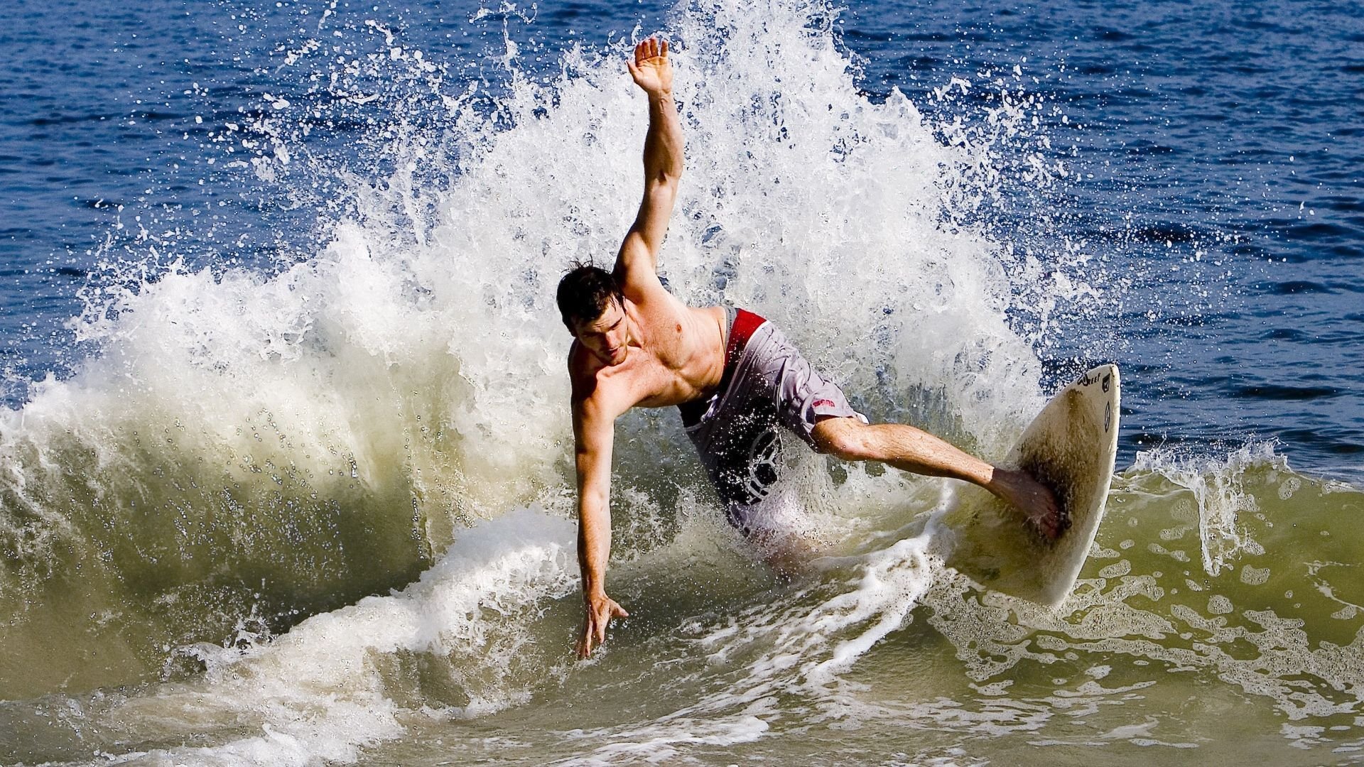 开云体育中国官网-英超绞肉机vs西甲绣花针，当喀麦隆火力席卷，暴露的不仅是巴萨的软肋